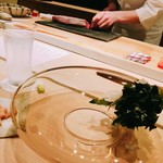 たかおか - 手前にある透明のガラスの器にお寿司がのせられます