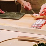 たかおか - 鰹を切る親方。無駄のない動作が美しい。