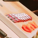 たかおか - きれいに並べられたカツオと青柳