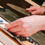 たかおか - 切り分ける親方、手が綺麗