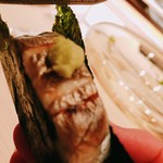 たかおか - ぶれてしまいましたが、上火を利かした太刀魚のお寿司をのりで巻いていただきます