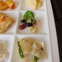 北海道スカイテラス MINORI - うに風味のフラン、タコの刺身と十八穀サラダ、白身魚の蒸し焼き