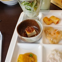 北海道スカイテラス MINORI - サラダ、塩豆腐の食べるラー油乗せ、本ずわいがにの芙蓉蟹
