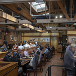 Karl Strauss Brewing Company - 飲食エリア。右がカウンター席。