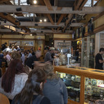 Karl Strauss Brewing Company - 飲食エリア。店内にちょっとキューが出来ていました。