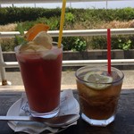 ダブルドアーズ - ブラッドオレンジジュース
      バニラアイスクリームフロート 900円
      ※隣はセットのジンジャーエール