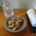 千寿 竹やぶ - 最初にお水とそばを揚げたものを出してくれました