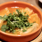 餃子とスパークリング バブルス - パクチー炊き餃子