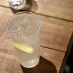 餃子とスパークリング バブルス - レモンサワー
