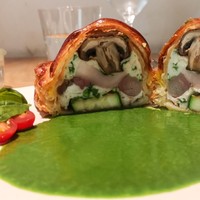 ラ・ボンヌターブル - 豚稲藁焼き、発酵菊芋と麦茶のソース、ローズマリー、エリンギ