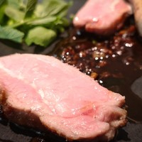 ラ・ボンヌターブル - 豚稲藁焼き、発行菊芋と麦茶のソース、ローズマリー、エリンギ