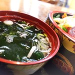 智寿司 - デフォでお味噌汁は二杯盛られます。もちろん飲み頃を見ての事ですが。二杯めはさすがにキツイです。(あまりお出汁取れてないお澄まし系な味噌soup)