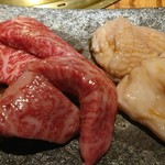 焼肉なかむら - 脂の良さを実感する一皿･･･まるしん(左上)＋いちぼ(左手前)