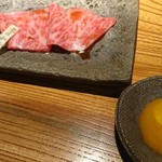 焼肉なかむら - 黄身をつけて頂きます♪