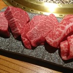 焼肉なかむら - 赤身の盛り合せ･･･左からシャトー～、ネクタイ、カイノミ