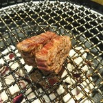 焼肉なかむら - 縦に焼いてくれてます