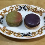 ピエール・エルメ・パリ - 左からマカロン ミレーナ、マカロン アンヴィ