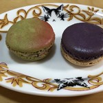 ピエール・エルメ・パリ - 左からマカロン ミレーナ、マカロン アンヴィ