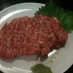和牛専門店いな蔵のカルビ - 手で持つだけで油が溶けてしまうというお肉です。