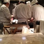 MASA’S KITCHEN - 上海蟹の身を大勢のシェフが甲羅からかき出します。