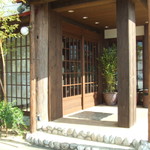 寛屋 紀三井寺本店 - 落ち着いた感じの入り口です。改装前は普通の扉でしたが…高級感が出ましたね。