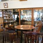結わえる - 店内。ガラスの向こうは併設のよろずや。