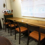 結わえる - 窓際のカウンター席。