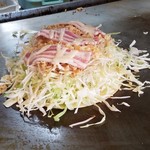 Hiroshima Okonomiyaki Jei - 焼いてます♪♪