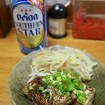 三丁目そば - 千ベロ(1000円)のビール(一杯目)と炙りソーキ