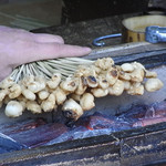 あぶり餅 本家 根元 かざりや - 炭火で炙る　手つきが素晴らしい！