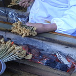 あぶり餅 本家 根元 かざりや - 炭火で炙る　手つきが素晴らしい！