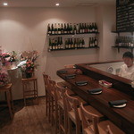 グロリエット - １階はカウンターだけ。