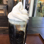 ドンドン - dondonさん コーヒーフロート330円
                                溢れんばかりのボリュームです。
                                (溢れていますけどね。  ^ - ^  )