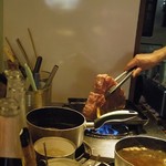 ラ プランシュ - 肉を焼いているところ