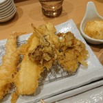 天ぷら定食まきの - 左から海老、烏賊、舞茸、玉子です