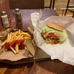 Burger Joint Singapore - チーズバーガー＆ポテト
