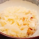勝太呂 - 鯛めし　鯛の身をほぐして