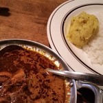 GARAM - ガラムカレー。ライスにはマッシュポテトが添えられています。