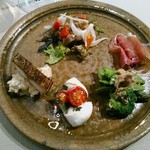 アレグロ コン ブリオ - アンティパストは５種の盛合せ。ブロッコリーの上に見える自家製のツナを気に入っている方も。