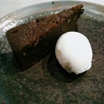 アレグロ コン ブリオ - ドルチェ：自家製ミルクのジェラートとビターチョコとアーモンドのケーキ  トルタカプレーゼといい、カプリ島発祥でグルテンフリーで伝統的なケーキとのこと。