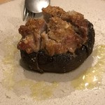 炭焼料理とイタリアン 辻 - マッシュルームとソーセージオーブン焼