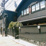 アレグロ コン ブリオ - 写真では奥の建物がそう。馴れうし(高級和牛)や八十八(鰻)も同じ通りに。黒色の建物が良いでしょう？