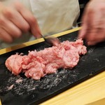 鮨処 多田 - 本鮪をねぎる図