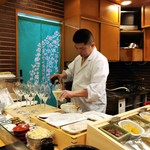 鮨処 多田 - シャンパンを注ぐ多田さん