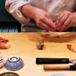 鮨処 多田 - 牡丹海老の殻を剥いてます