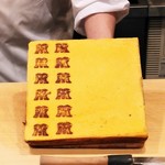 鮨処 多田 - 焼きたて玉子焼き　半分は２回転めへ