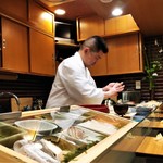 鮨処 多田 - 小肌を握る多田さん