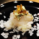 鮨処 多田 - 握り　帆立 アナ雪２０１９年金粉バージョン　※剣先烏賊の代替料理