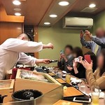 鮨処 多田 - アナ雪の音楽に合わせて淡雪を振り掛ける多田さん