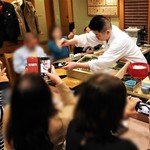 鮨処 多田 - アナ雪の音楽に合わせて淡雪を振り掛ける多田さん